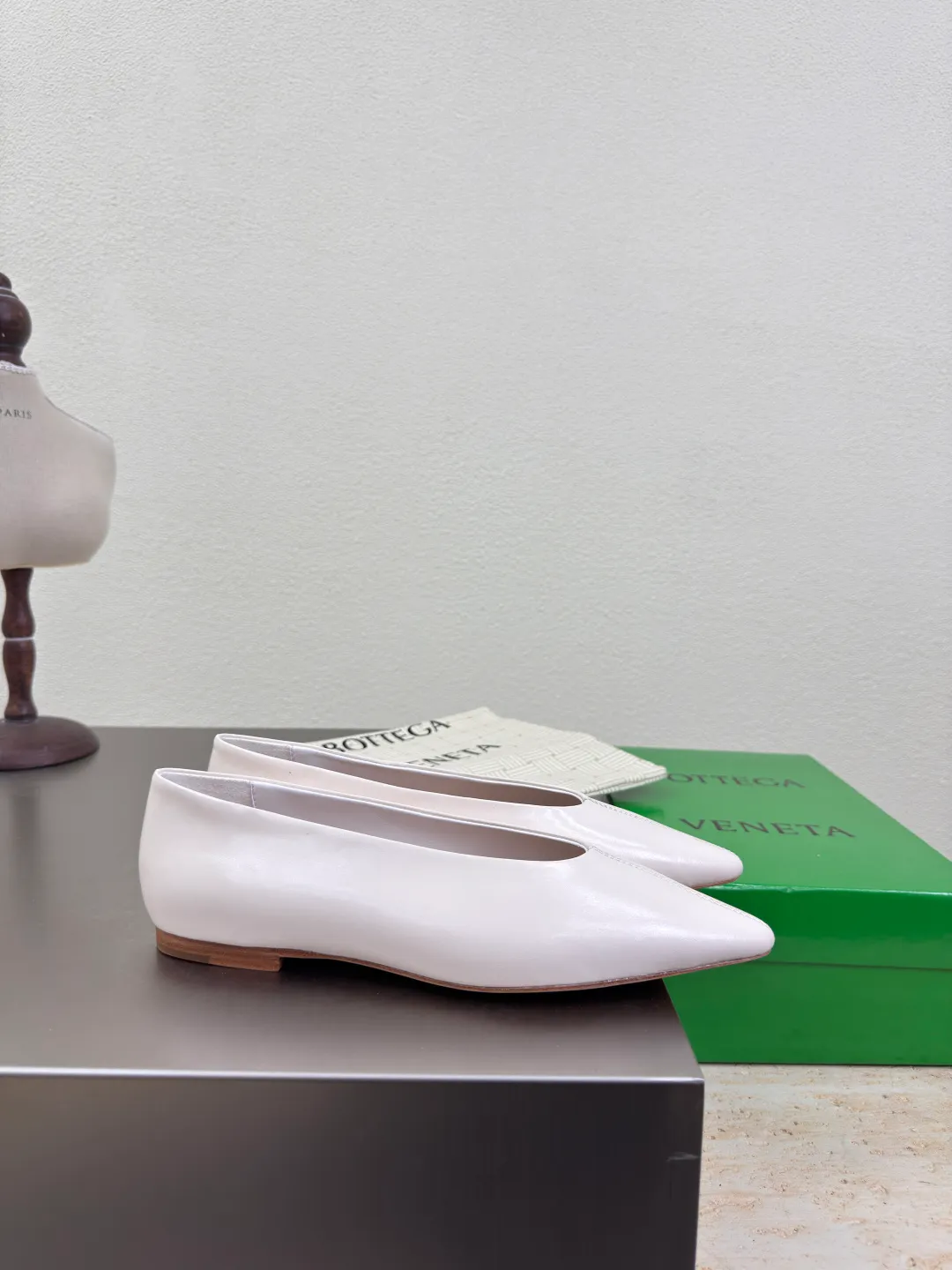 👟👟Ex-factory price 640👟👟 BV women's Sofia ballet shoes leather ballet shoes silver family elements woven series high version small round toe essential for commuting BV early autumn series are so beautiful💯 The use of elegant materials in shoes is intellectual, elegant and capable, full of high-end sense✅The design is beautiful~~ The fabric is made of original consistent lambskin and the shaping technology pursues the perfection of the internal process✅ Heel The foot pads are made of lambskin, never sloppy 🆚Original💯 Outsole technology Brand classic The new season uses Italian genuine leather outsole with clear dyeing technology and rubber square technology 💯 Comfortable and high-end flat design makes travel more comfortable and confident 35 36 37 38 39 40 41 42 (40 41 42 customized code number) Equipped with original packaging Hot glue process logo cloth bag